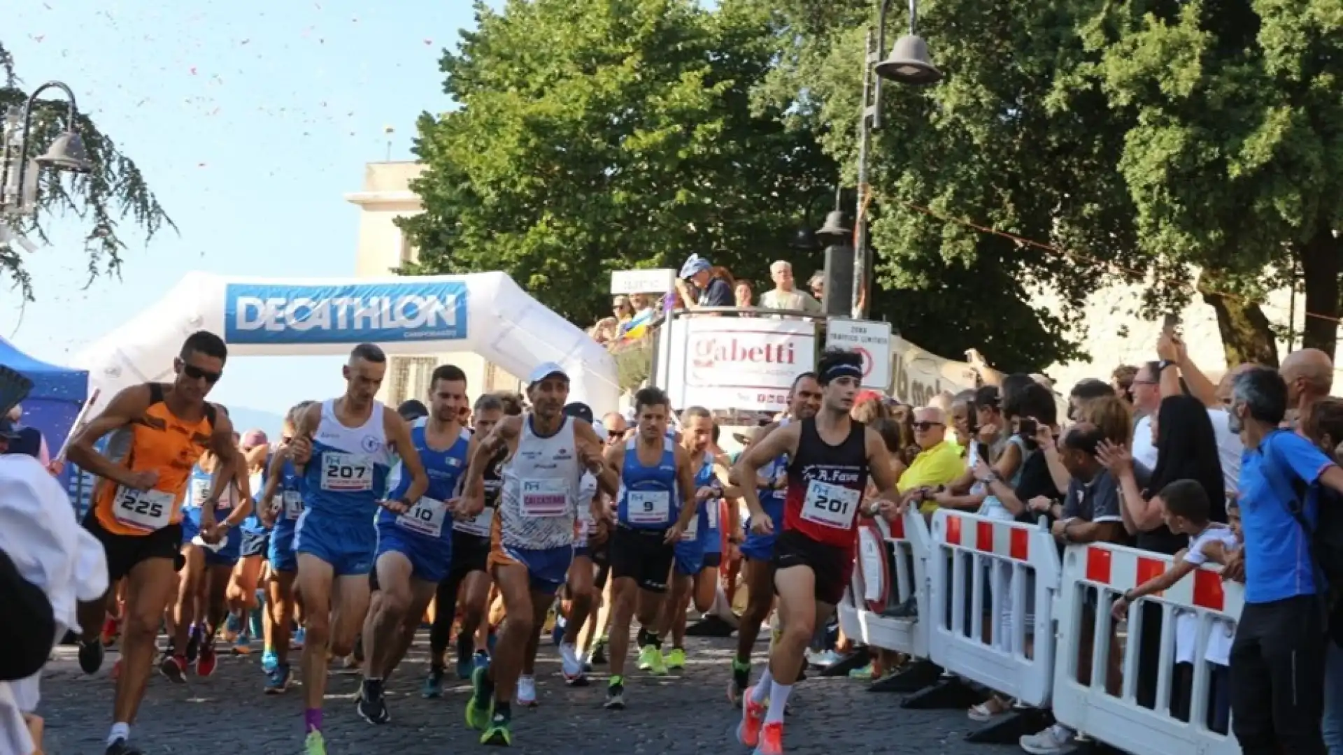 MacchiaInCorsa 2023 da record: 300 atleti in gara e oltre mille presenze in piazza Elena